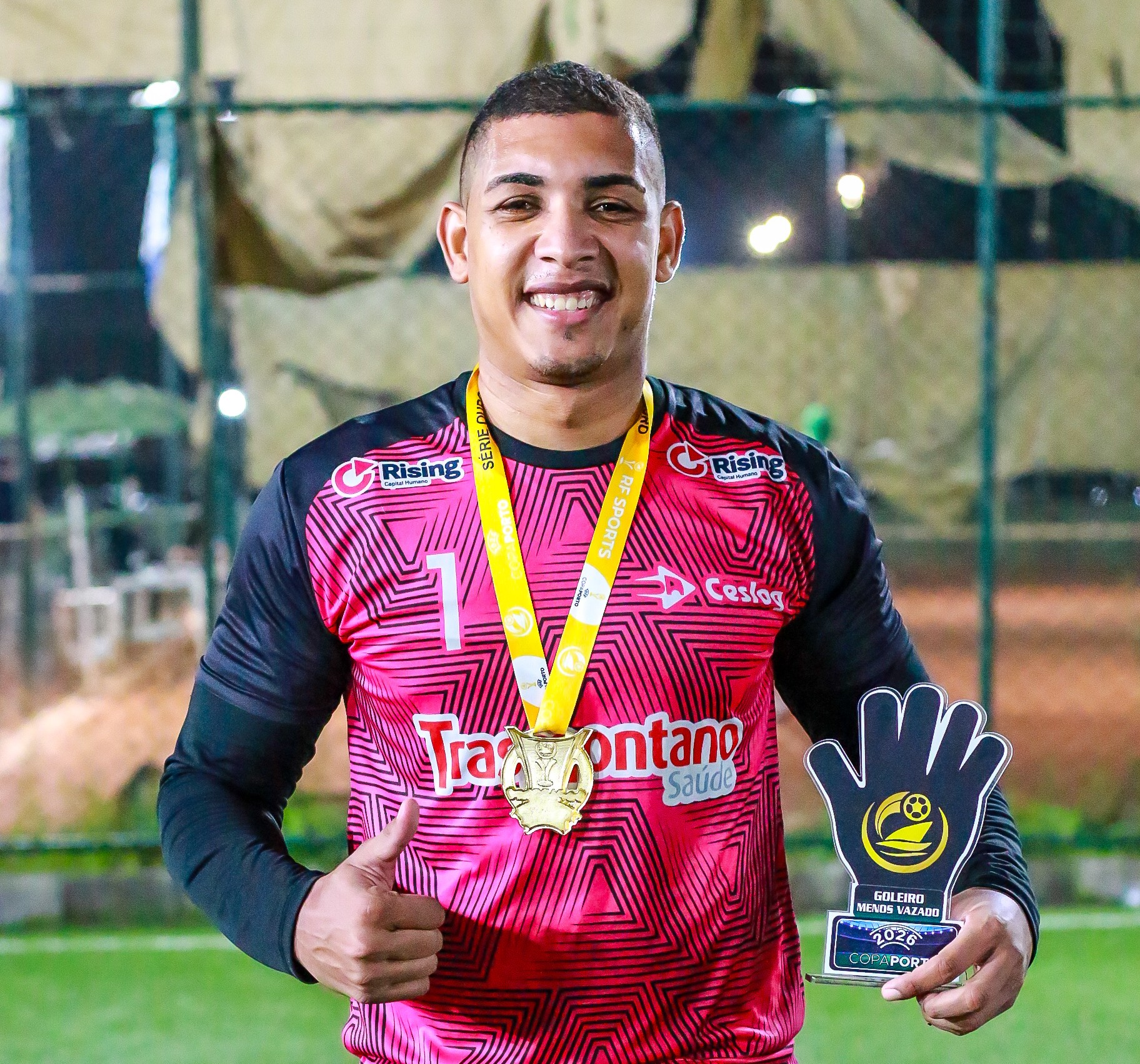 Herói da conquista da Ceslog, Everton recebe o prêmio de melhor goleiro da Copa Porto