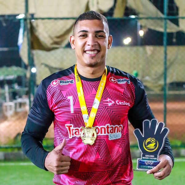Herói da conquista da Ceslog, Everton recebe o prêmio de melhor goleiro da Copa Porto
